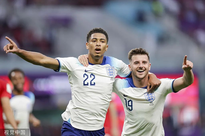 贝林厄姆（左）和芒特都很年轻。