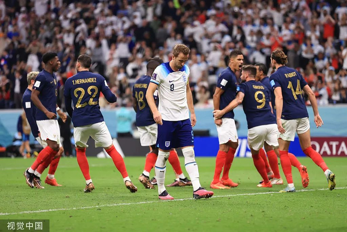 凯恩身后是欢庆的法国球员。