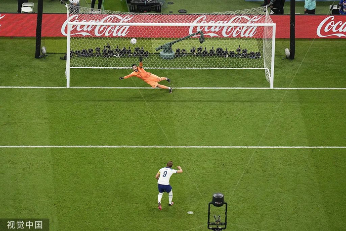 凯恩的点球飞上看台。