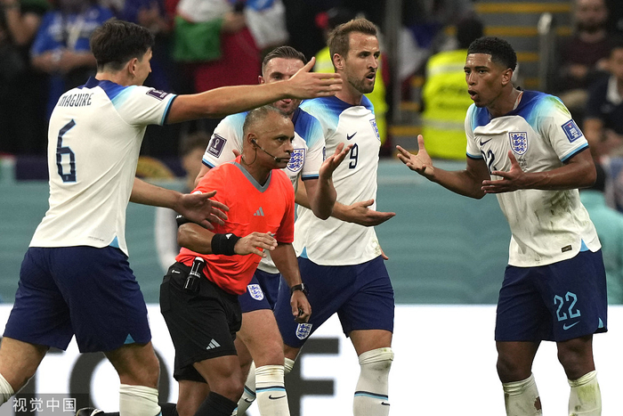 英格兰队围住裁判，索要点球。