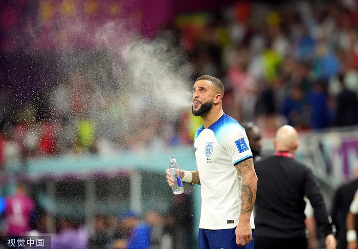 沃克本场拼了命地限制姆巴佩。