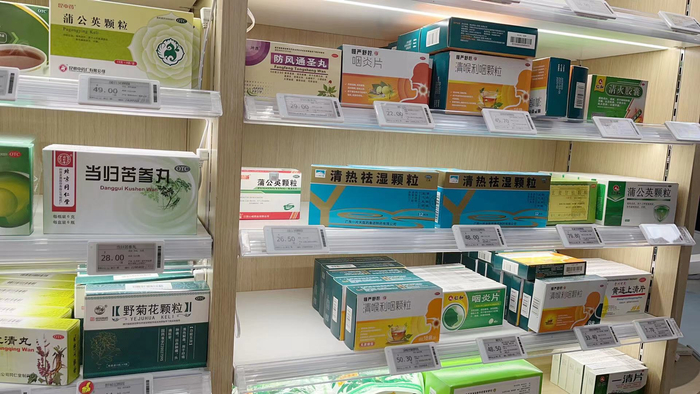 （图为上海第一医药商店呼吸专区药品。邹臻杰/摄）