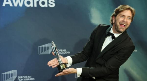 瑞典导演鲁本·奥斯特伦德的作品《悲情三角》成为第35届欧洲电影奖的最大赢家