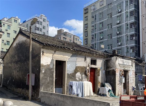 张氏宗祠旁的客家民居。 记者林丽青摄