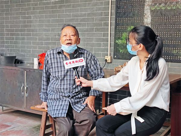 深圳白芒小学退休教师张恩荣讲述白芒村历史。 记者乔凯摄