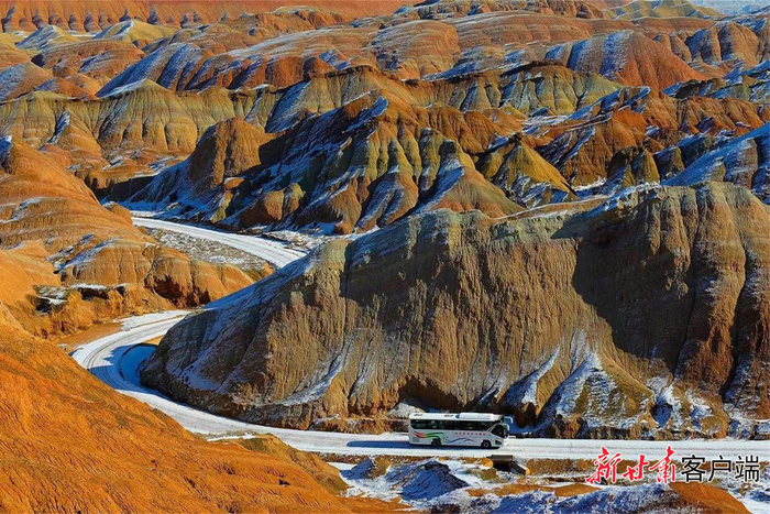 雪落七彩丹霞。