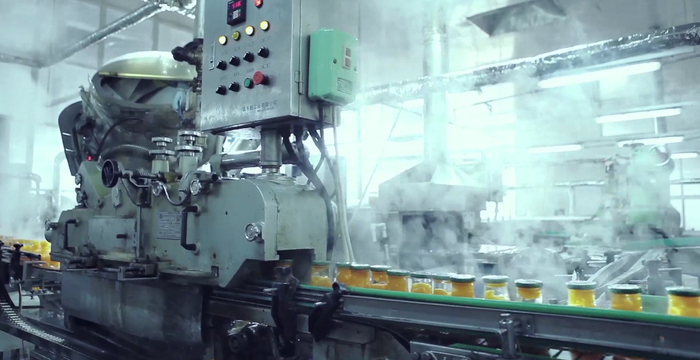 车间内的一条罐头智能生产线。山东省平邑县地方镇供图