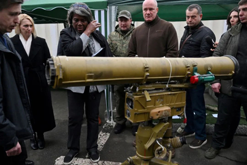 2022年11月，美国常驻联合国代表格林菲尔德在访问乌克兰基辅期间参观乌军武器装备。