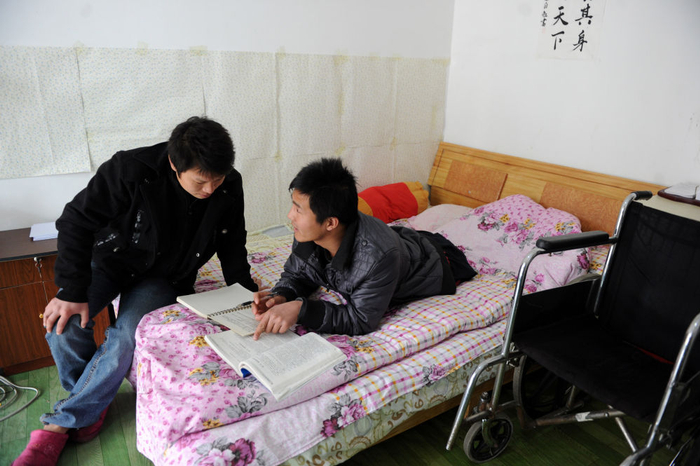 　　↑ 王雷和同学田春辉（左）在讨论医学问题（2011年3月5日摄）。