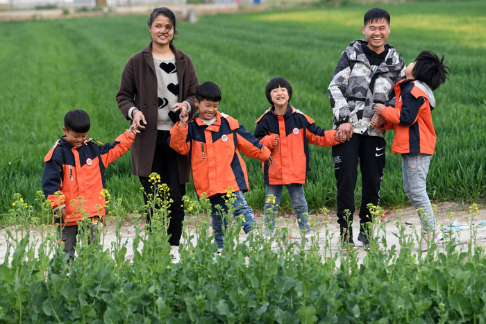 　　↑ 2021年2月23日，常胜夫妻带着四胞胎在田野里玩耍。