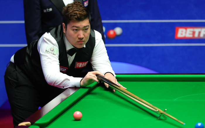 &nbsp;4月23日，颜丙涛在2022年斯诺克世锦赛第二轮比赛中击球。 &nbsp;资料图/新华社