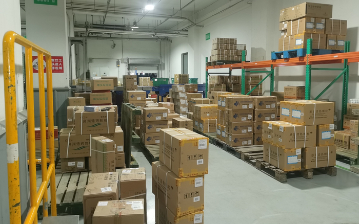 为保证当前北京医疗机构和药店的药品供应，北京华润医药仓内拣选和配送等物流工作24小时不停进行。受访者供图