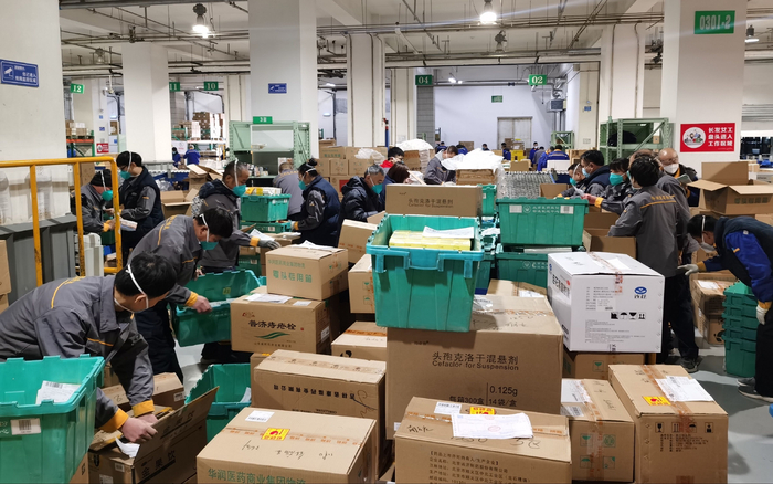 为保证当前北京医疗机构和药店的药品供应，北京华润医药仓内拣选和配送等物流工作24小时不停进行。受访者供图