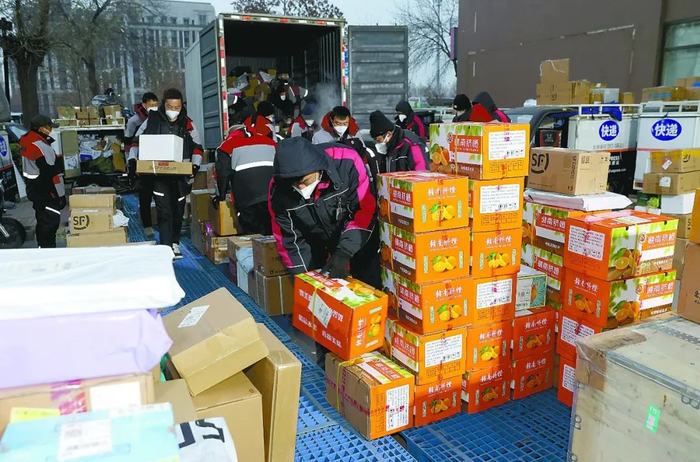 中国优化疫情防控措施后经济有序恢复。图为双12忙碌的北京市丰台区科技园顺丰营业点。（中新社）