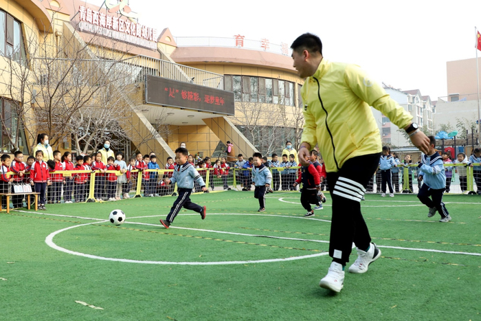 　　▲2022年12月9日，在山东省青岛西海岸新区文化路幼儿园，小朋友们在足球特色周上进行足球比赛。图/IC photo