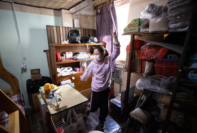 学生在家中上体育课，按照老师要求模仿动物进行活动。 图源：新华社 