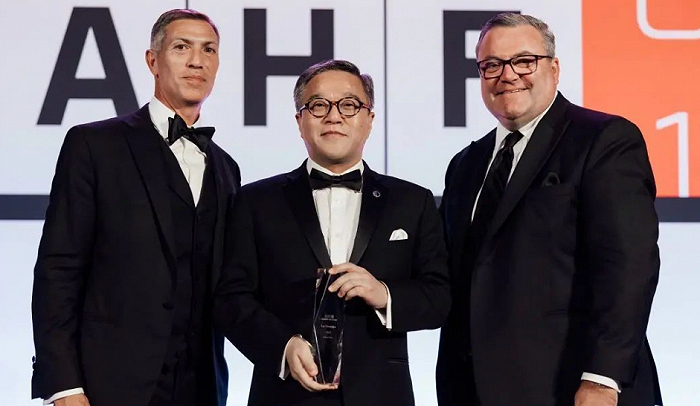 鲁伟鼎代表万向董事局主席鲁冠球接受汽车名人堂的奖杯 图源：万向集团官网