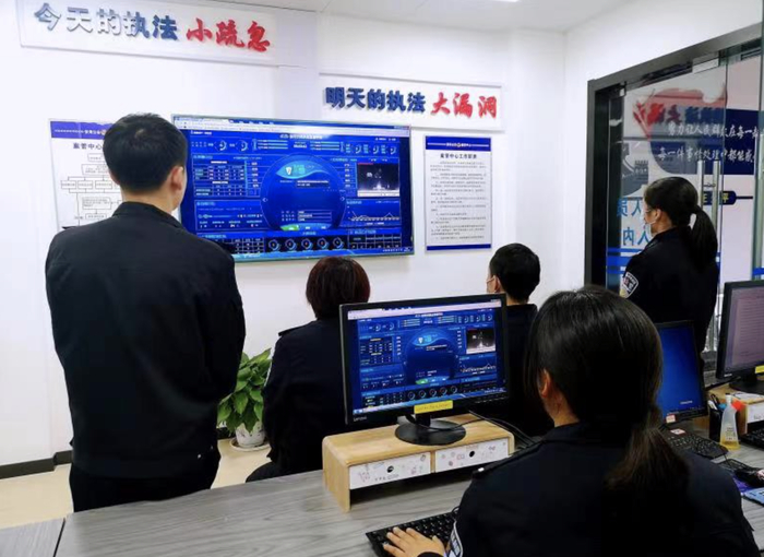 民警依托执法数据监督平台开展网上巡查。十堰市公安局供图