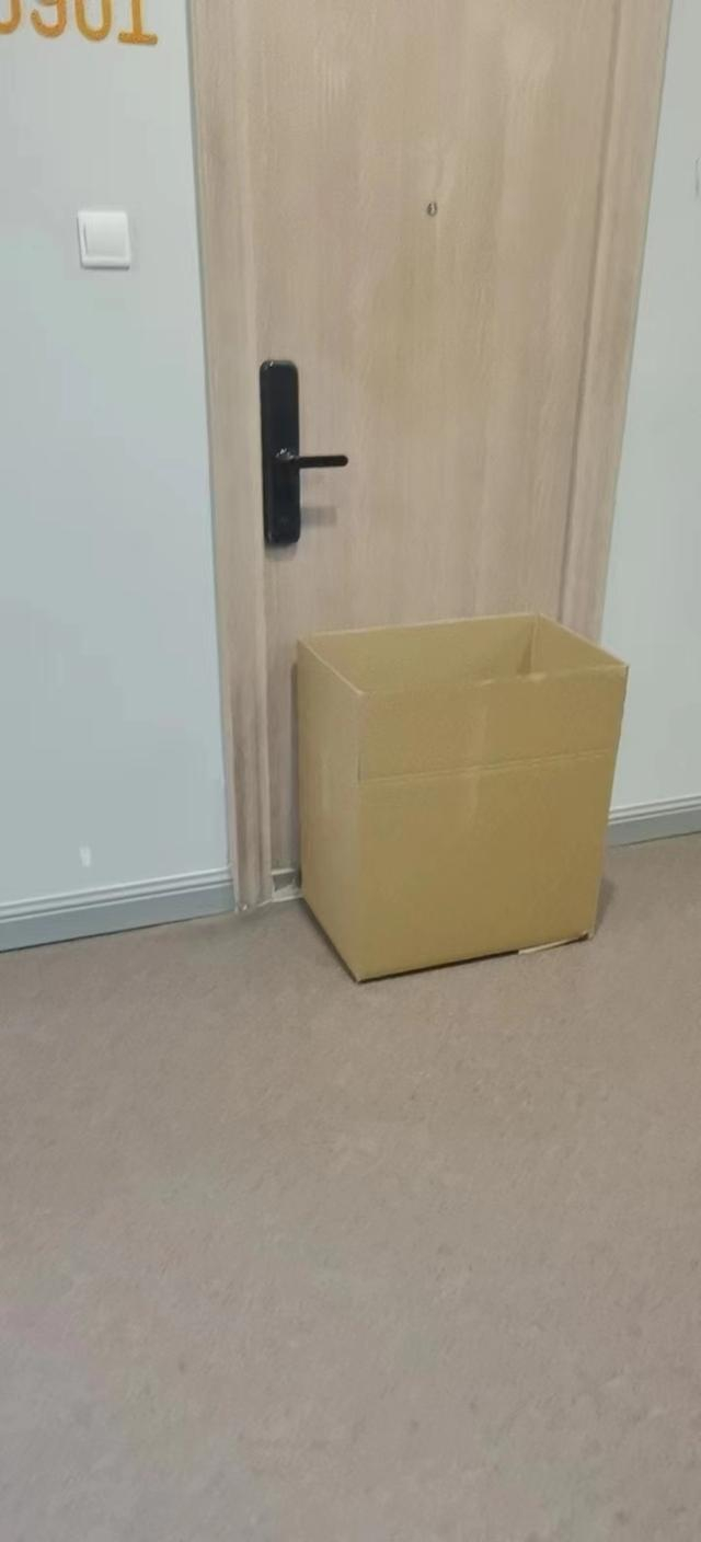 防疫政策放开后阳性患者可选择居家休息，房间门口放置了医疗垃圾桶。（沈先生本人供图） 