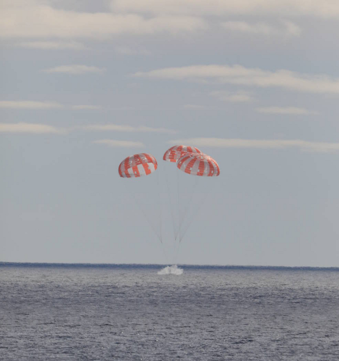 猎户座飞船降落于太平洋海面