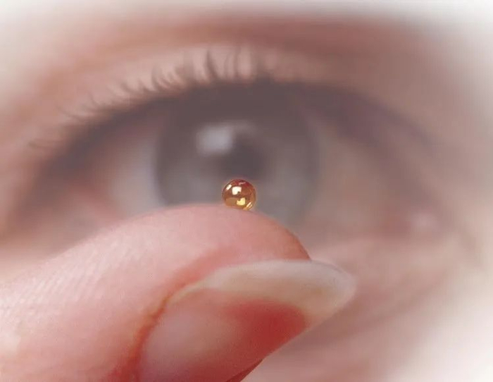 装有氘-氚气体或氘-氚冰的燃料靶小球，图片来源：Wikipedia