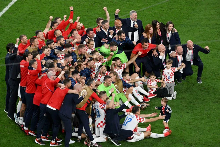 12月9日，克罗地亚队在战胜巴西队后合影庆祝胜利。新华社记者 夏一方 摄