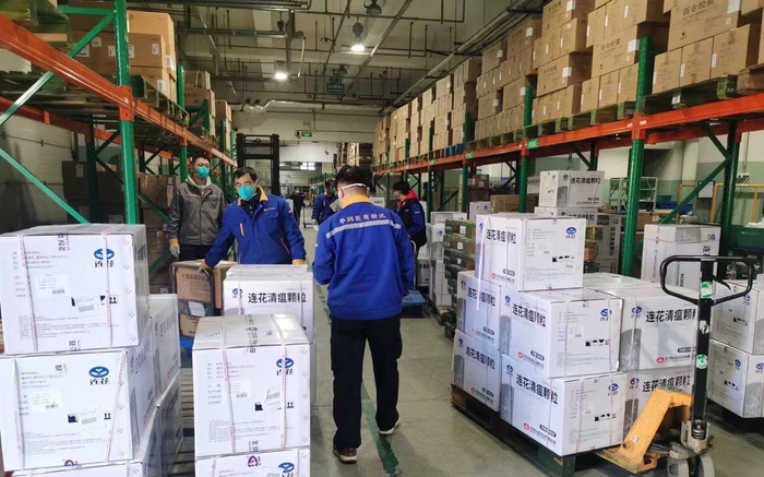 为保证当前北京医疗机构和药店的药品供应，北京华润医药仓内拣选和配送等物流工作24小时不停进行。受访者供图
