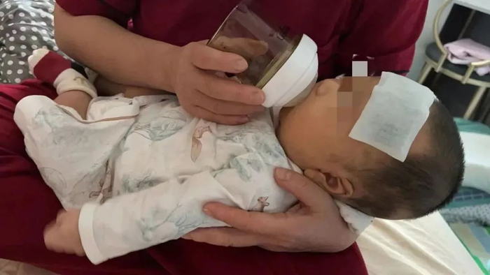 ▲10月21日，米静仍在发烧的孩子，正在喝奶。受访者供图