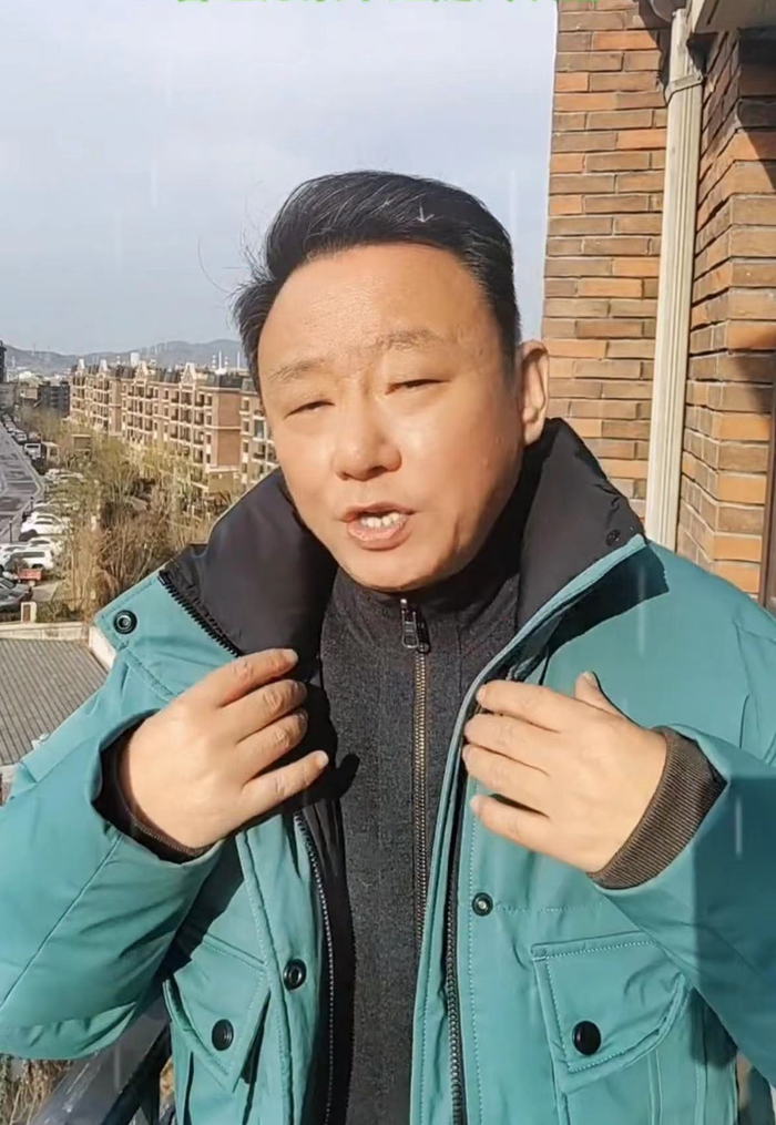 喜剧演员邵峰近况曝光!站自家阳台上高歌显落寞,面容苍老白发多