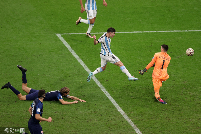 阿尔瓦雷斯一条龙破门。