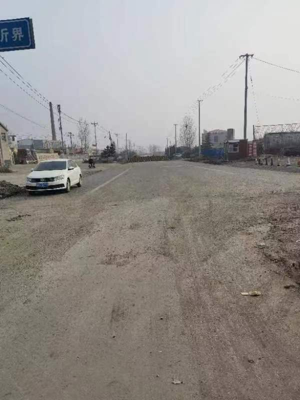 在G205国道新泰与蒙阴交界处，路障阻断车辆通行（央广网发&nbsp;图片来自受访者）