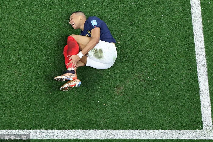 姆巴佩遭遇飞铲倒地。