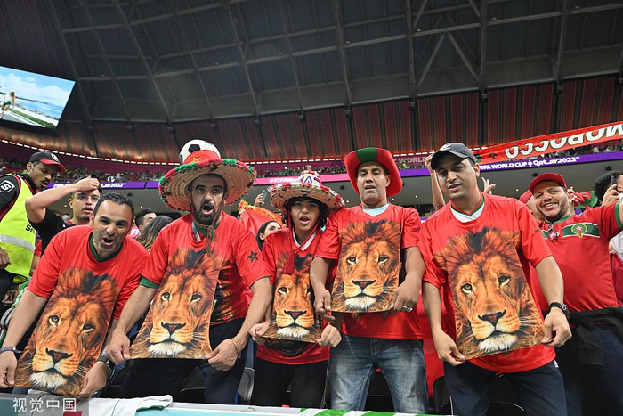 摩洛哥球迷展示亚特拉斯雄狮T恤。