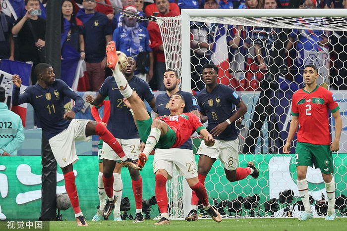 面对法国，亚米克的倒钩击中了立柱。