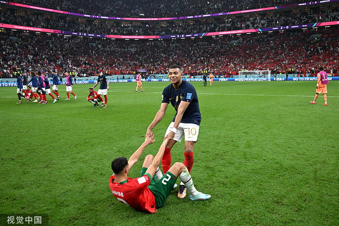 姆巴佩赛后拉起好友阿什拉夫。