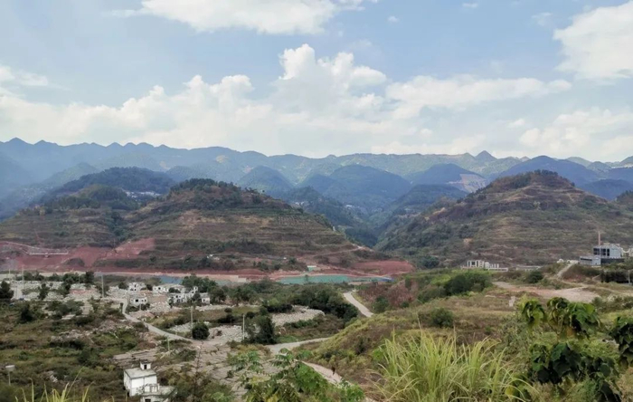 ▲2022年9月，云酒头条拍摄的中华村、太平村一带。图右为中华村，图左为太平村，可以看到大片房屋已拆迁。