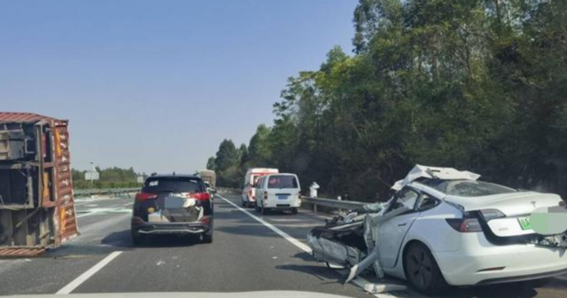 司机已身亡特斯拉高速追尾大货车