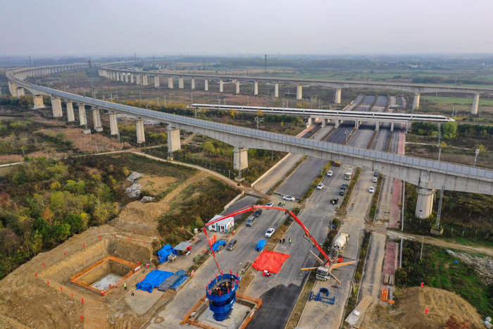 　　▲新建沪宁合高铁安徽段首根墩身浇筑完成。11月26日，中铁四局施工人员在新建沪宁合高铁安徽段首根墩身浇筑现场作业（无人机照片）。图/新华社