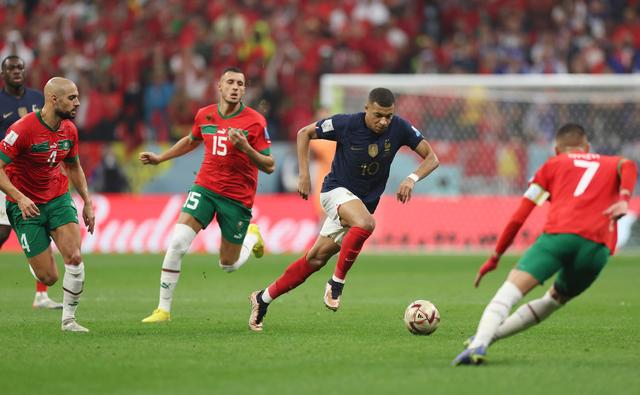 12月14日，法国队球员姆巴佩（右二）在比赛中进攻。新华社记者 潘昱龙 摄