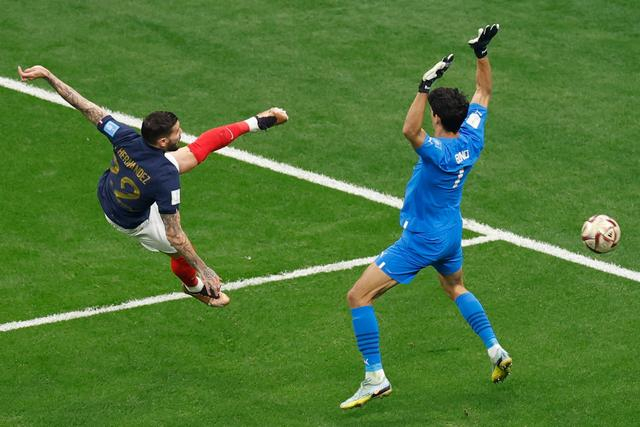 12月14日，法国队球员特奥（左）在比赛中射门得分。新华社记者王丽莉摄