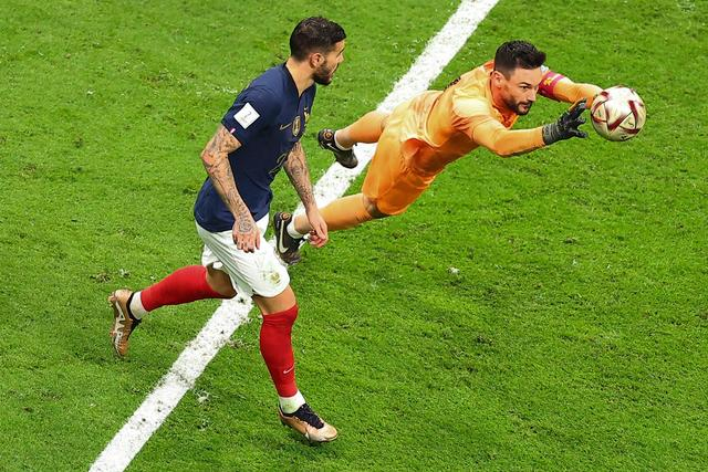 12月14日，法国队守门员洛里（右）在比赛中扑救。新华社记者 丁旭 摄