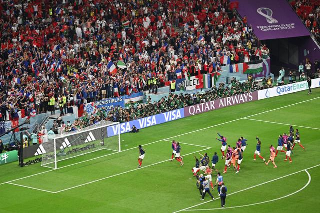 12月14日，法国队球员在比赛后与球迷共同庆祝胜利。新华社记者 肖艺九 摄