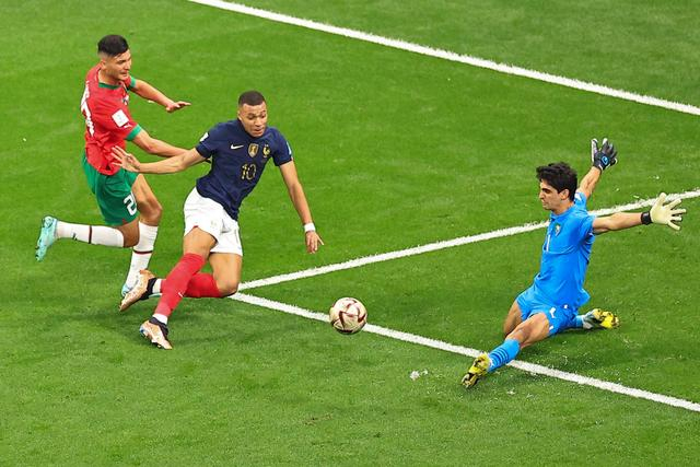 12月14日，法国队球员姆巴佩（中）在比赛中射门。新华社记者 丁旭 摄