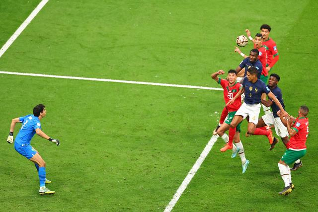12月14日，双方球员在比赛中争顶。新华社记者 丁旭 摄