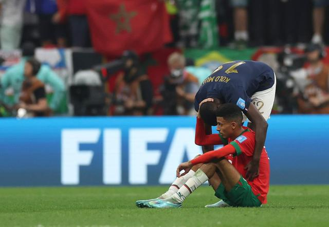 12月14日，法国队球员科洛·穆阿尼（上）在比赛后安慰摩洛哥队球员奥纳西。新华社记者 潘昱龙 摄