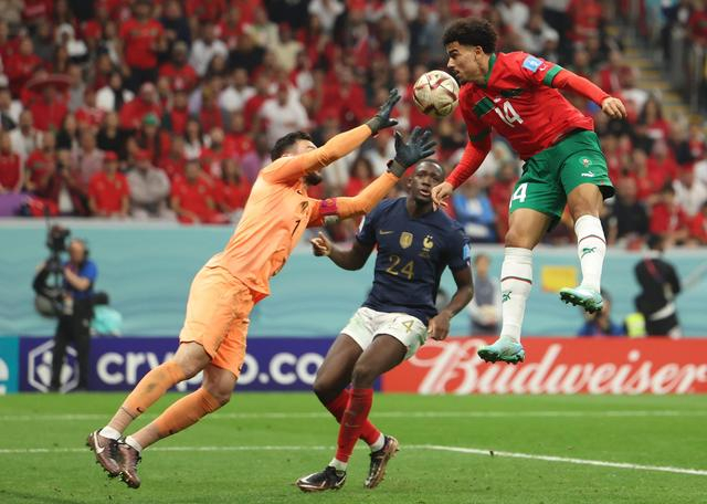 12月14日，法国队守门员洛里（左）在比赛中扑救。新华社记者 潘昱龙 摄