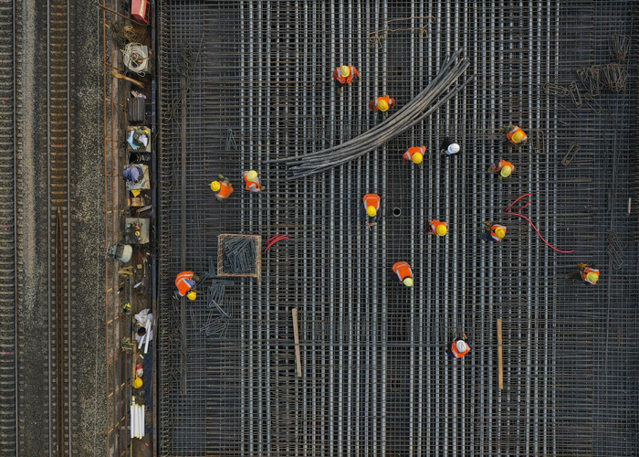 ▲11月28日，工人在渝昆高铁川渝段华福特大桥施工现场作业（无人机照片）。图/新华社