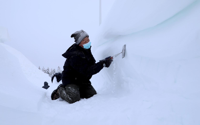 工人正在抓紧采冰、雕刻。邵天李 摄
