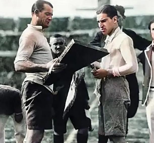 ◇ 图为1930年，第一届世界杯，阿根廷和乌拉圭两支球队的队长在赛前交换礼物