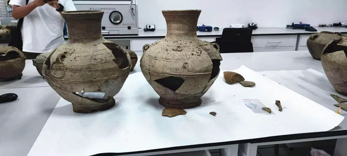 从被盗古墓葬抢救性发掘出的部分文物。